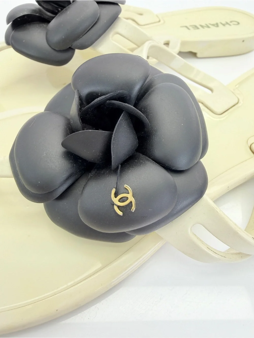 Chanel White/Black Camellia Flower Thong Sandals Size 8.5/39